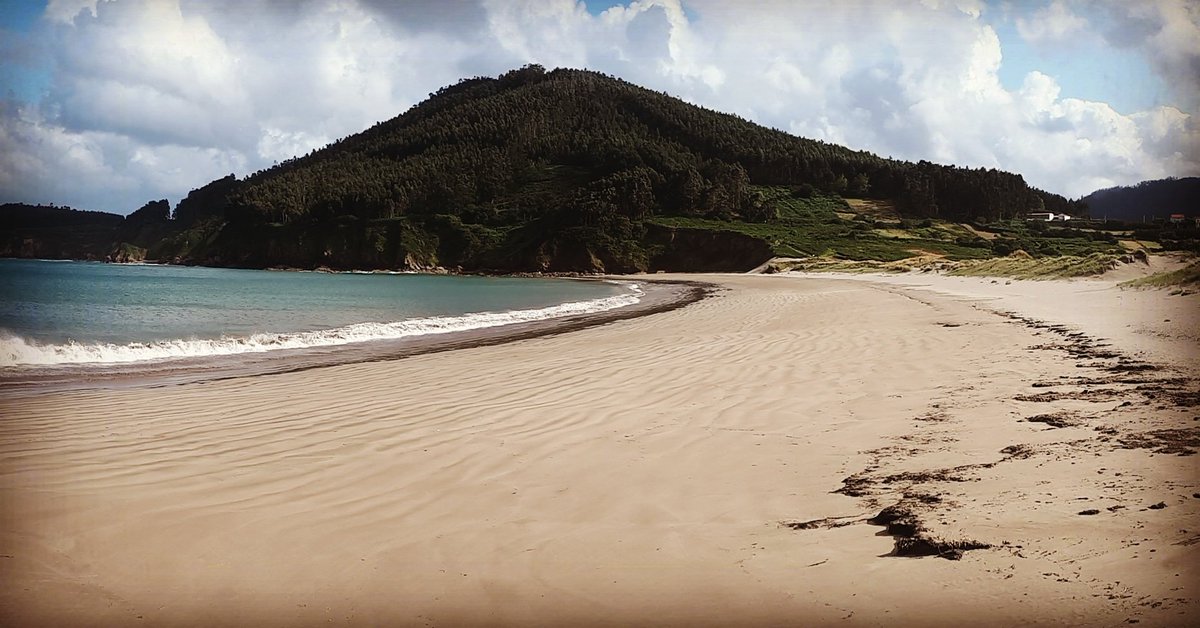 Una de las muchas playas de nuestro entorno del Ortegal.
A pesar del tiempo tan lluvioso que tenemos  en esta época un paseo por este arenal para desconectar nunca viene mal.

#desconexión #paseo #relaxingtime #galicianorteturismo #playasdeespaña #galiciamáxica
#BuenosDiasATodos