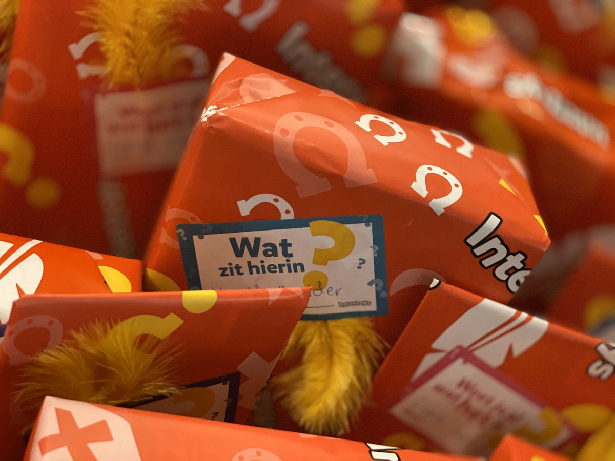SIGHTLS's tweet image. Sinterklaas kon er bij SIGHT Landscaping niet omheen! Kinderen kleurden zich dit jaar suf voor een mooie kleurplaat voor de Sint. Het resultaat mag er dan ook wezen! Daarom bracht de Sint dit jaar kadootjes en wat lekkers mee! #fijnesinterklaas #sinterklaas  #sightlandscaping