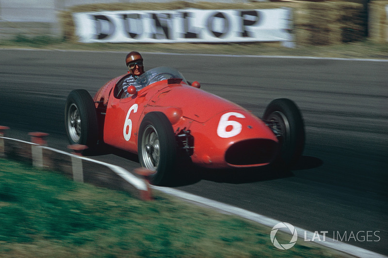 Josemivn's tweet photo. Tal día como hoy de 1924 nacía Roberto Mieres. El argentino fue 8º en el mundial de 1955 con una Maserati 250F (en la foto en el GP de Gran Bretaña). Su mejor resultado global fue un 4º puesto, pero llegó a liderar un Gran Premio y 1 vuelta rápida. Pequeñas grandes gestas. https://t.co/kbBa3GUolK