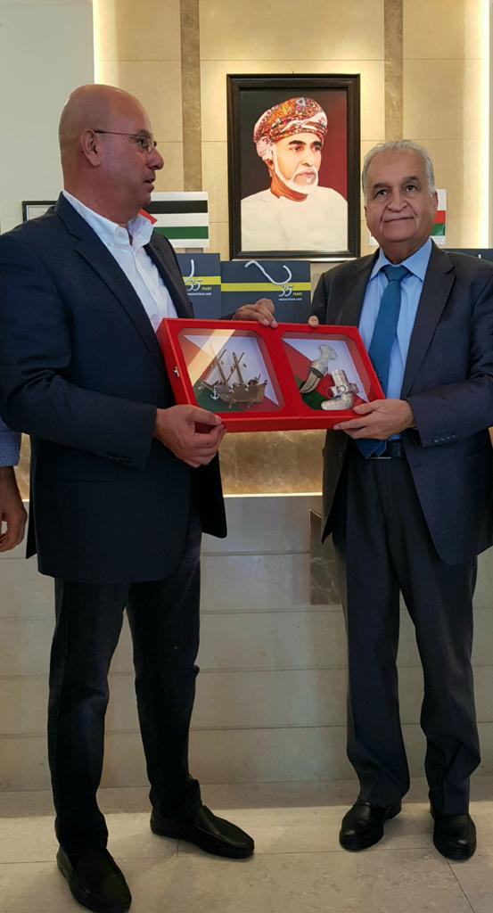 NassarStone's tweet photo. استقبل السيد نصار نصار رئيس مجلس الإدارة في مقر الشركة في مسقط، سلطنة عُمان، سفير فلسطين لدى السلطنة سعادة تيسير جرادات يرافقه فريق فلسطين الرياضي للناشئين في كرة القدم، الذي يزور السلطنة.  وقد عبر الحضور عن فخرهم المتبادل بالانتشار المميز للفلسطينيين حول العالم.
 #nassarstone https://t.co/ZZrXj8Roe5