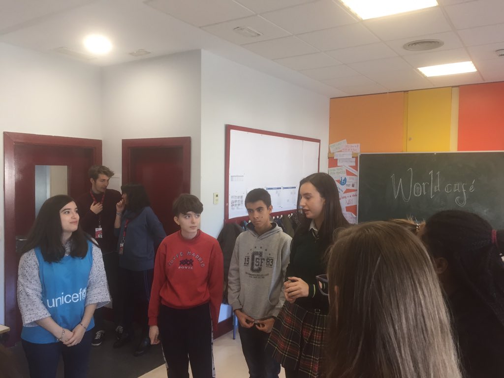 Hoy celebramos el primer #WorldCafeUNICEF con los #centrosreferentes de la Comunidad de Madrid. Alumn@s de 4 de la ESO debatiendo sobre inmigración, nuevas tecnologías y colectivo LGTBI. #educaderechos
