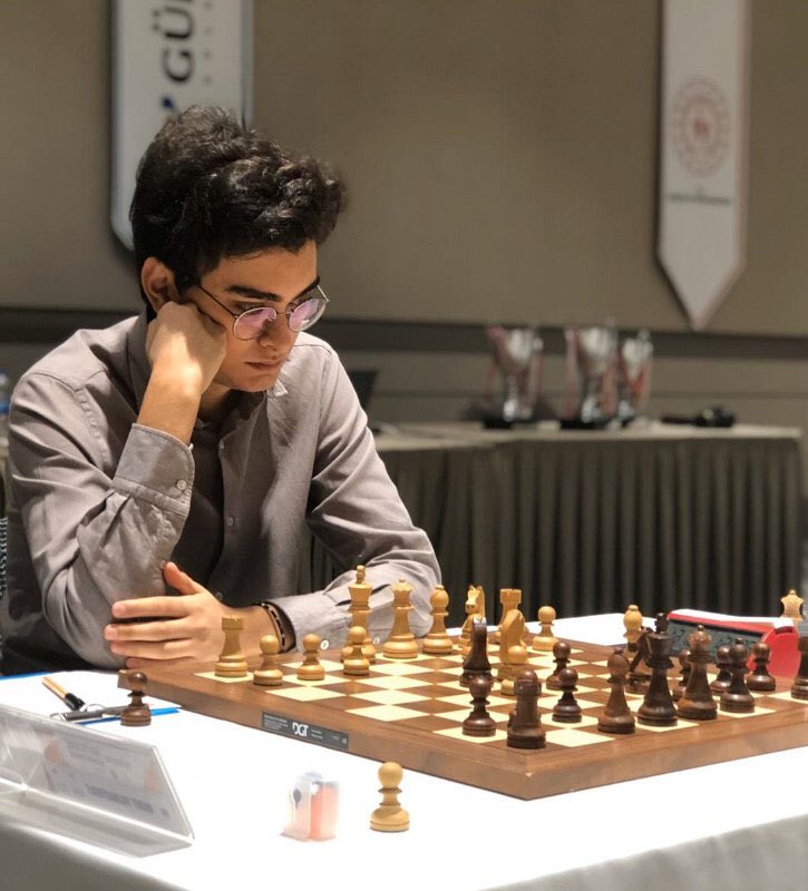 Kıyasıya geçen mücadelelerin ardından 2019 Türkiye Satranç Şampiyonu Büyükustamız Vahap Şanal.👏🏻👍🏻☺️ Genç Büyükustamızı gönülden tebrik ediyoruz.👏🏻👏🏻👏🏻