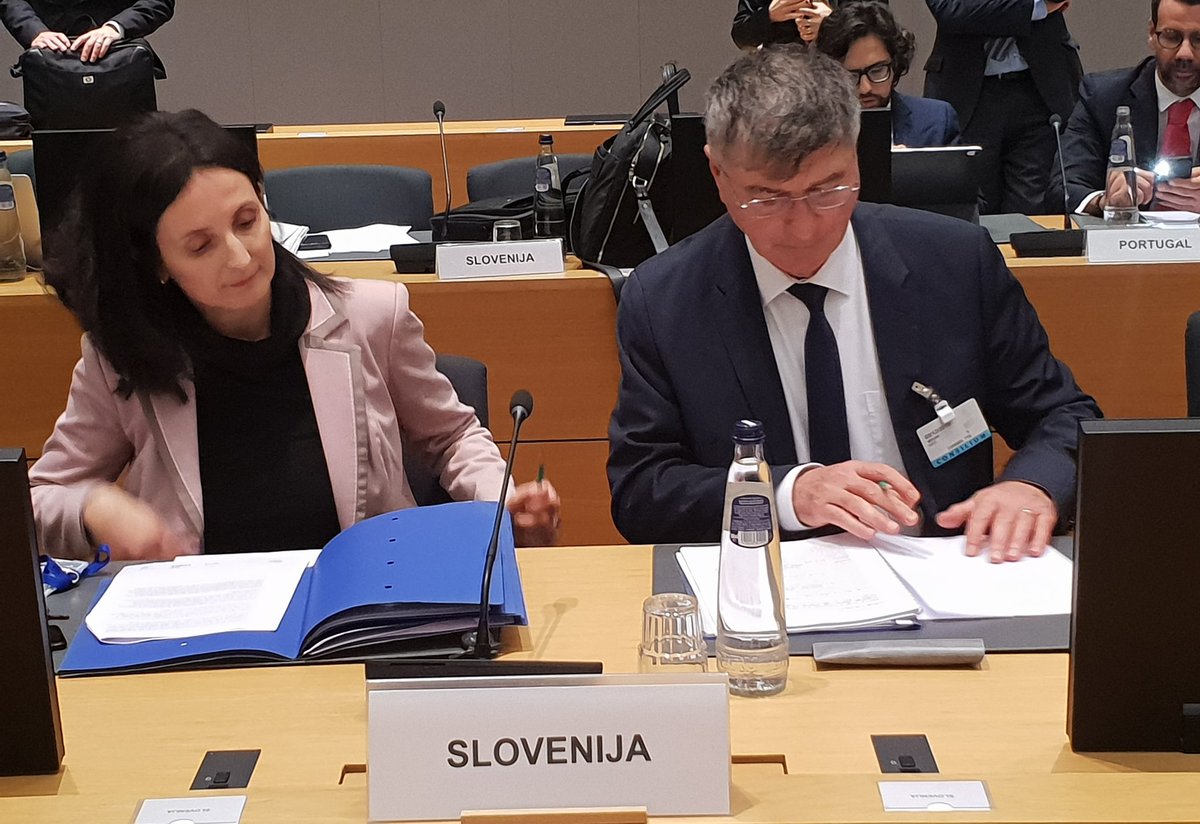 mju_RS's tweet photo. .@Rudi_Medved na ministrskem vrhu za telekomunikacije: "Stara direktiva o e-zasebnosti v današnjem #digitaliziranem času ne zagotavlja več želenih standardov zasebnosti. Zagotoviti moramo visoke standarde zasebnosti komunikacije slehernega posameznika."@SLOtoEU @EUCouncilPress https://t.co/SVgf43PeLD
