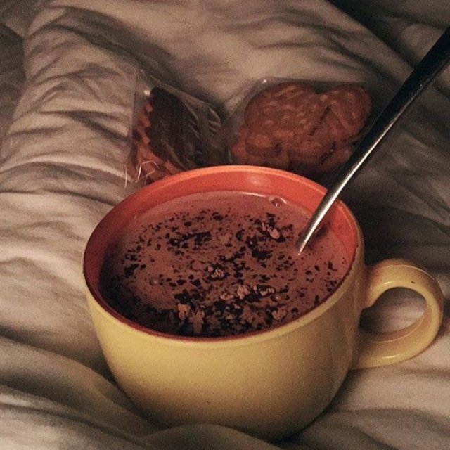 EmoryMcconnal's tweet photo. A mug of hot chocolate, and some biscuits in my bed. Still sleepy but i can't resist my hunger so... https://t.co/ghIhHM2aaj