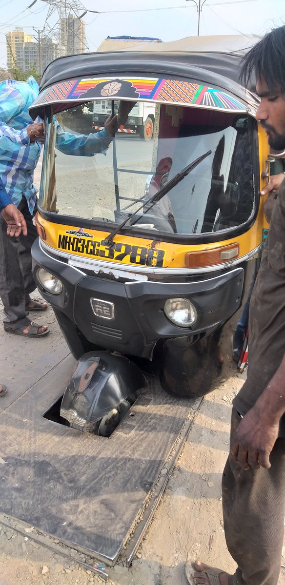 harshalgurav27's tweet photo. Open manhole in front of Hotel Hanuman, Shilphata. We 5 people were not enough to help poor auto driver. @MMRDAOfficial @MMRDA_TWEET @TMCaTweetAway Shame on you. A tortoise can move quicker than you. many open manholes in this strech since when the road development work has begun https://t.co/Rcfsuu9not