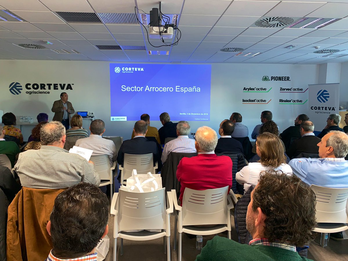 Hoy recibimos a principales representantes del sector arrocero en España, en nuestro Centro Tecnológico de Investigacion en Sevilla. Daniel Giraldo, Responsable de Herbicidas en cultivo de #arroz junto con nuestro Country Manager, Manuel Melgarejo, inauguran la jornada 🌱🍚