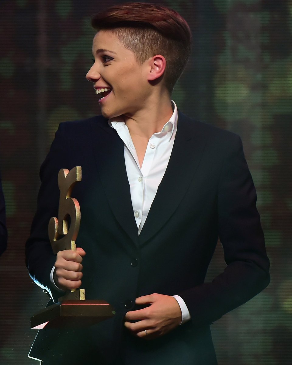 toplayercompany's tweet photo. Miglior giocatrice della stagione 2018/2019 💪💪
Una soddisfazione che ti sei meritata con un anno pazzesco 😎❤️
Fenomenale Manuela #Giugliano, che gioia vederti ritirare il premio.
Che bello averti nella nostra squadra di #TopPlayer 💚

#WeAreTopPlayer #Tpc #GranGalaDelCalcio https://t.co/KjxwmyOHvL