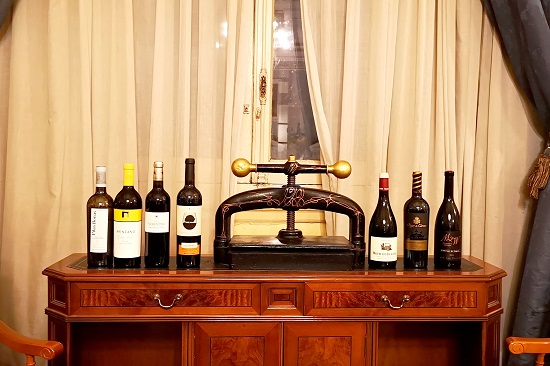 Anoche celebramos en el Casino de Madrid una Tertulia enológica sobre los "Vinos de Pago" en la que se analizó el presente y el futuro de estos vinos, ubicados en el escalón más alto de la pirámide de calidad de los vinos españoles