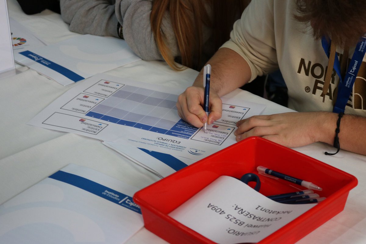 cadealmeria's tweet photo. Ya han comenzado las jornadas de #HackatonEmprende en #Huelva 🙌, los estudiantes de #FPGM #FPGS nos están presentando unas ideas muy interesantes e innovadoras 💡.
☁️¡el nivel está por las nubes!☁️ https://t.co/WUsHsCSGwg