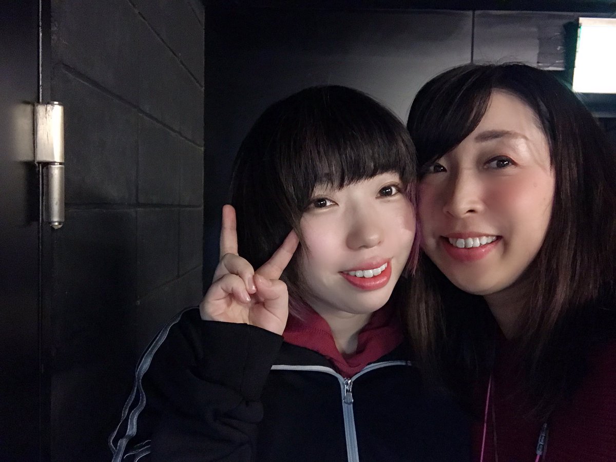 syuan_pv1226's tweet photo. 出演者さんをステージに案内しつつ、時計も見つつ…大変だろうに、ずっと笑顔を絶やさない彼女。
長丁場でイレギュラーがあったり、タイテが押したりまいたりする中…
ほんとにずっと微笑んでて
優しかった。
彼女が楽屋側の扉を守ってくれてて
どれだけ癒されたか…!
ありがとうです!😭
#RSF5 https://t.co/Y0gNJgjwkh