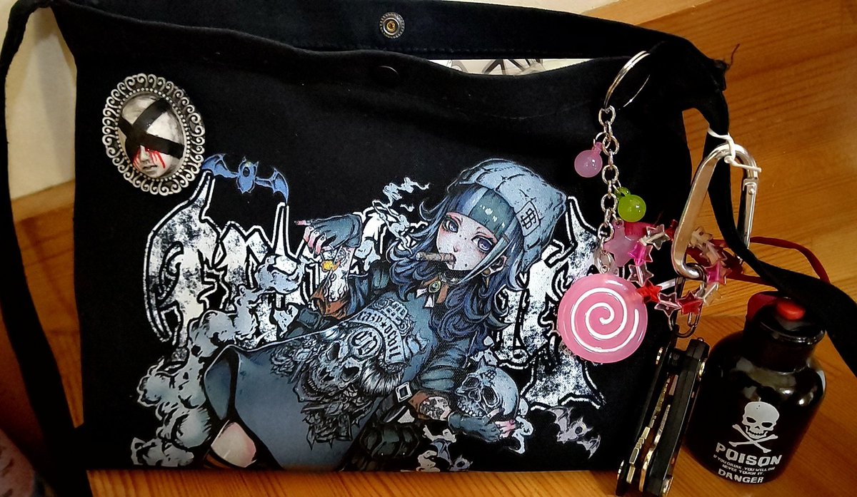 XXXG_01H2_hevia's tweet photo. じゃーん!!
#天才TADACy
#crazydevil
#ほまるさんから買ったロリポップキャンディ
#自作アクセ
#自作ライトLEDバイクフォグランプ使用モーメンタリボタンの毒小瓶 https://t.co/7gfdVowbAF