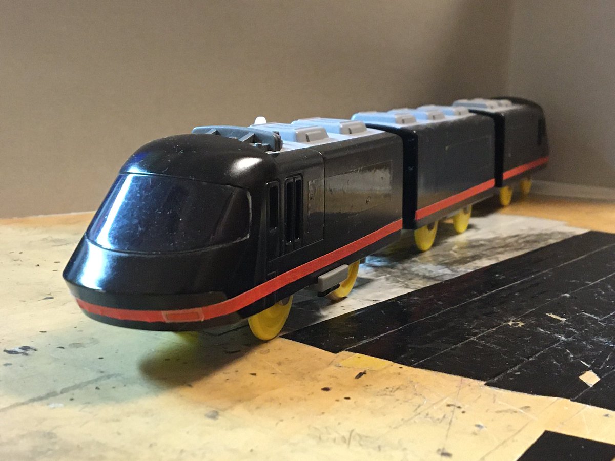 Twitter पर プラレールでd のryosuke プラレールでd 電車でd プラレール 近鉄 近鉄ブラックアーバンライナーです 種車は近鉄アーバンライナーです ブラックで塗装した後 画材店にあったオレンジのテープを巻いています