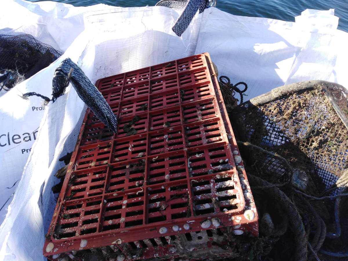 FundacionCETMAR's tweet photo. Los barcos trasladan al bateeiro que actúa como plataforma base los residuos que encuentran durante sus faenas: restos de aparejos de #pesca, #plásticos, envases, bidones, bolsas, viejas cuerdas de batea.... https://t.co/sRFWjCcotJ