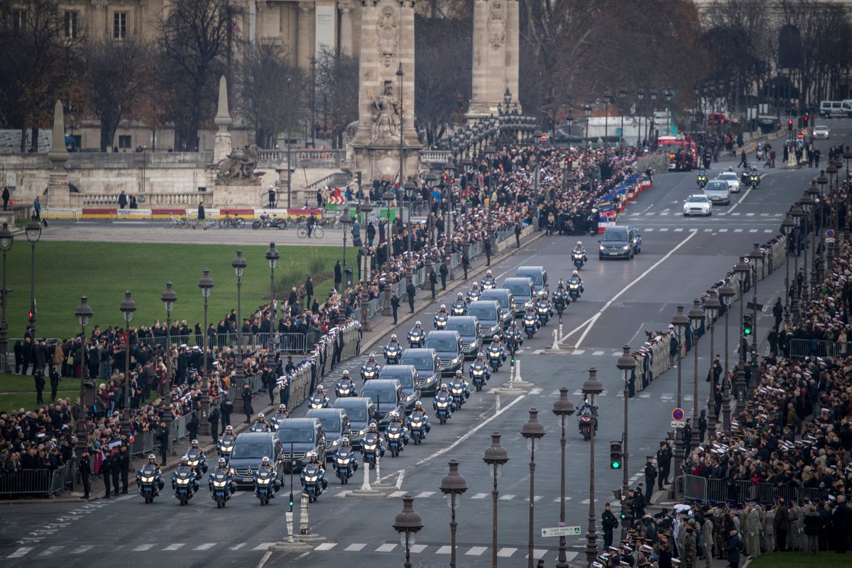 armeedeTerre's tweet photo. Hier, a eu lieu l'#HommageNational aux treize militaires morts pour la France. 

3 phases :
1⃣ sur le théâtre d'#OPEX
2⃣ arrivée en métropole, l’accueil de la communauté sur le pont Alexandre III,
3⃣ #HommageNational aux Invalides.

👇👇👇
https://t.co/XuBMvs9Sg4 https://t.co/xZArPkUtVR