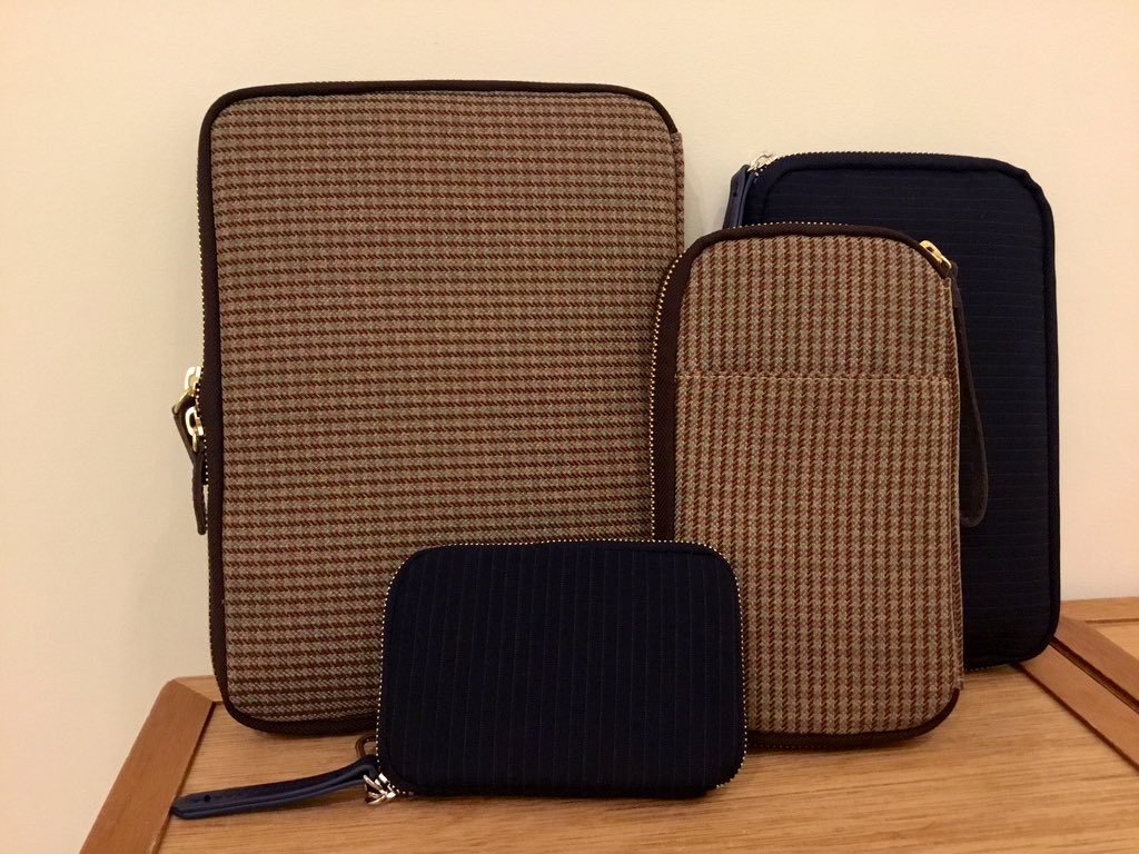 Tobichi京都 こんばんは 新作ひきだしポーチには じつは スーツファブリック という上質なスーツ 生地を使ったものがあるのです 柄はジェントルチェックとネイビーストライプの2種類 女性はもちろん 男性も気軽にかっこよく持てそう プレゼントにも