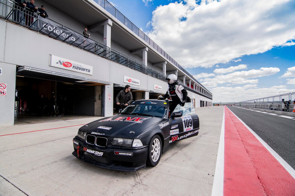 VLineOrg's tweet photo. Acaba la temporada, pero las relaciones se mantienen más fuertes que nunca 🤝🏼
✅ Hoy queremos agradecer a @NankangTyreUK por todo el apoyo durante las temporadas disputadas de la #CECLY 🔝
Una campaña más y seguimos ofreciendo lo mejor, con sponsors que suman 💯
#2020EsYa https://t.co/6YvllsLRvA