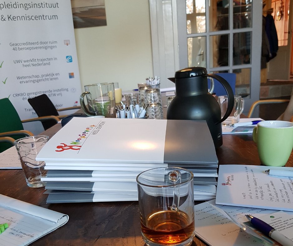 Vanochtend werd hier op kantoor een bijeenkomst, of haast een training, gegeven over #hooggevoeligheid aan medewerkers van UWV! Een afspraak met één iemand werd een bijeenkomst voor haar én haar 7 collega's, omdat ze allemaal zo geïnteresseerd waren in #hooggevoeligheid.