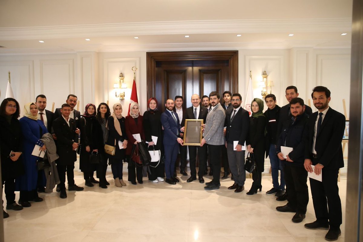 AK Parti Ankara İl Gençlik Kolları Teşkilatımızdaki üniversiteli gençlerimizin Mehmetçiklerimize yazdıkları mektupları emanet olarak aldım. 

Vatan sevdasını yüreğinde taşıyan gençlerimizle Allah’ın izniyle devletimiz ve Milletimiz, ilelebet payidar kalacak 🇹🇷 
<a href="/akgenclikankara/">AK Gençlik Ankara</a>