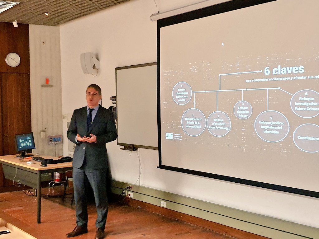 Fantástica presentación de <a href="/JoseRAgustina/">JR Agustina</a> en <a href="/UniandesDerecho/">UniandesDerecho</a> sobre cómo comprender el cibercrimen y afrontar sus retos. Una nueva frontera que no es ajena al derecho penal moderno. pic.x.com/hFkqrTximk