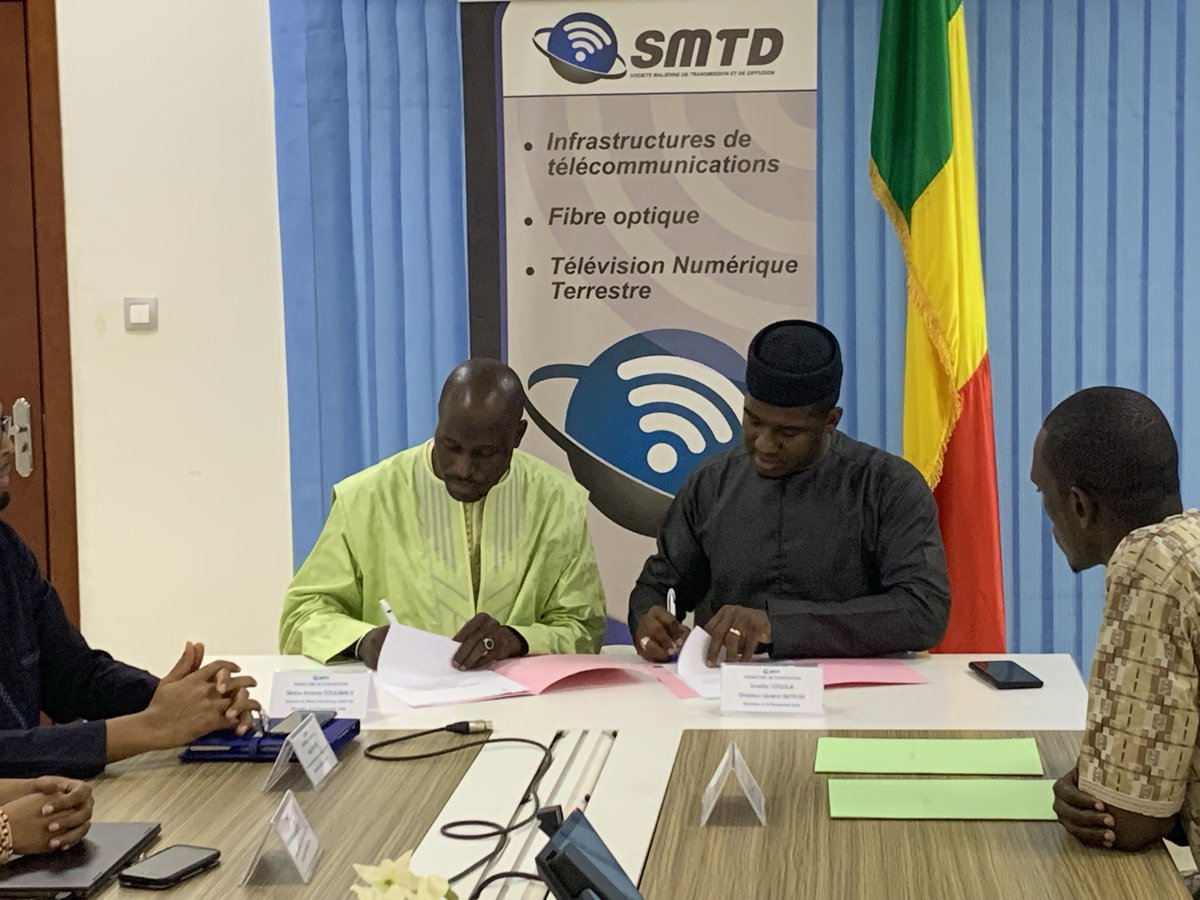 SMTD_SA's tweet photo. Cérémonie de signature de convention de partenariat entre la SMTD-SA et les chaînes de télévision CHERIFLA TV et ÉNERGIE TV pour la diffusion de leurs programmes sur le bouquet TNT! https://t.co/8uZ0zo4BVS