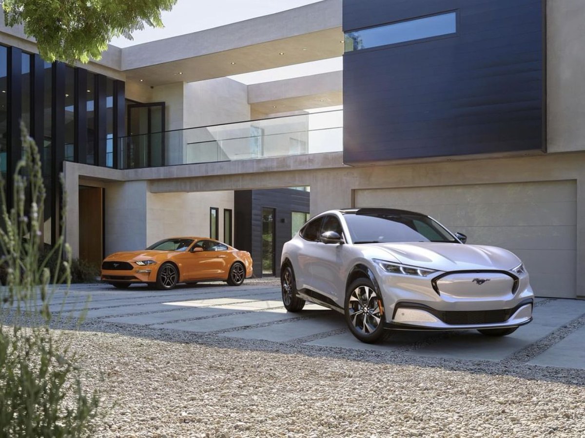 😃En esta ocasión queremos conocer tu opinión acerca de estas dos grandes máquinas. 

Si tuvieras que elegir entre el FordMustang o FordMustangMachE. ¿Con cuál te quedarías?🤔 Y no vale elegir los dos😂
#Ford #FordAutomociónAcosta #GoFurther #Mustang