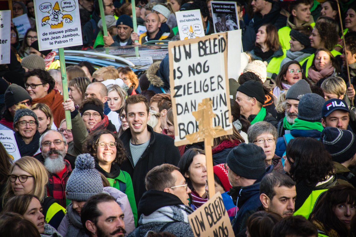 LiseVDC's tweet photo. “Doe een Beke normaal, welzijn is cruciaal.” Bijna 2000 mensen uit de sociale sector protesteerden vandaag tegen de besparingen bij ondermeer @CAWGroep en #SAMvzw. De dienstverlening voor kwetsbare mensen wordt afgebouwd. Warm protest tegen een koud beleid. #SAMensterk https://t.co/wgl3m2VYQQ