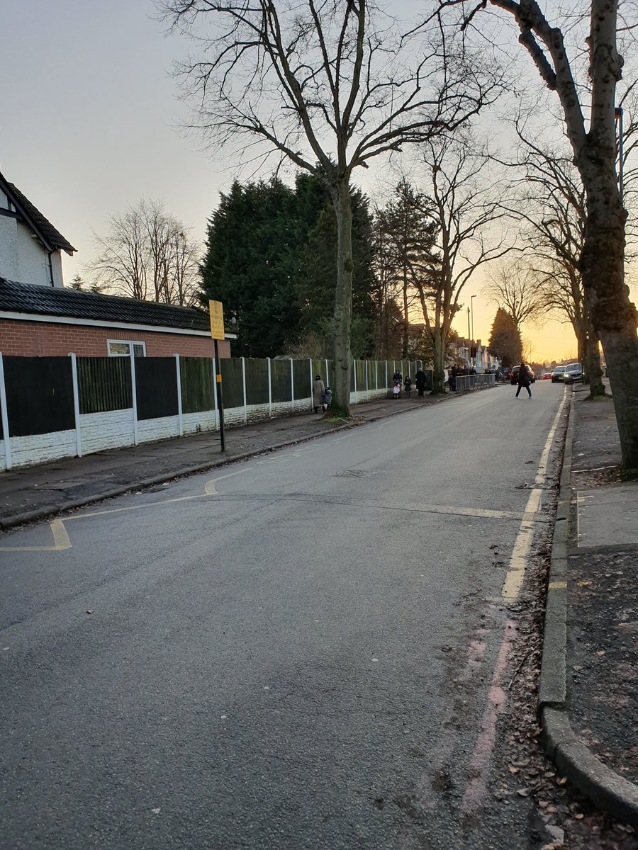 HallGreenWMP's tweet photo. This is how Petersfield Road should look at school drop off and pick up times. PCSO Lee has been educating parents from @HGISBirmingham around the rules of the yellow lines. #knowyourhighwaycode #keepingourchildrensafe #parking @NKirkpatrickWMP https://t.co/VCR4j5l3g3