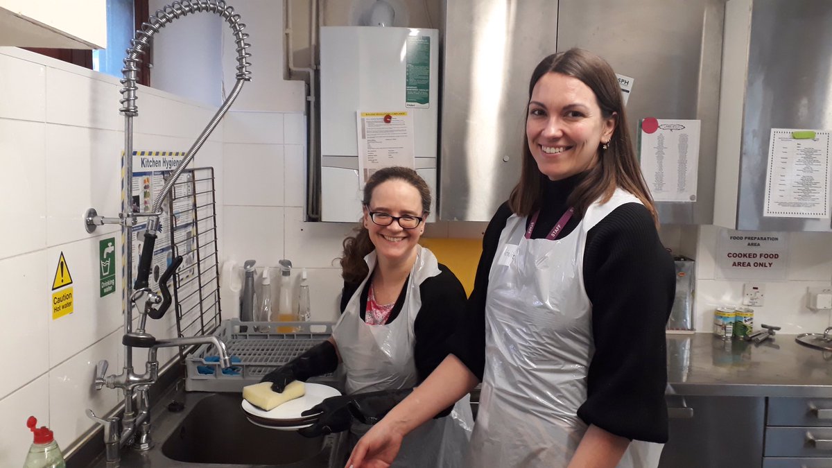 Dream team washing up in the @AgeUKCamden kitchen this lunch time 🙌 @CommActionHQ #wellcomecommunityaction