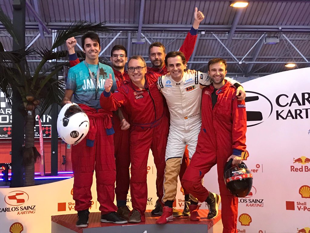 PedrodelaRosa1's tweet photo. Entrega de premios Liga Fantástica Shell V-Power 2019 con competición final Karting, grupo coches contra motos! Muuuuuy divertido, aunque los de la motos son bastante sucios....😅😅😅 Bueno, todos, todos, no...@CarlosCheca7 😉 https://t.co/W2EspBwdqh
