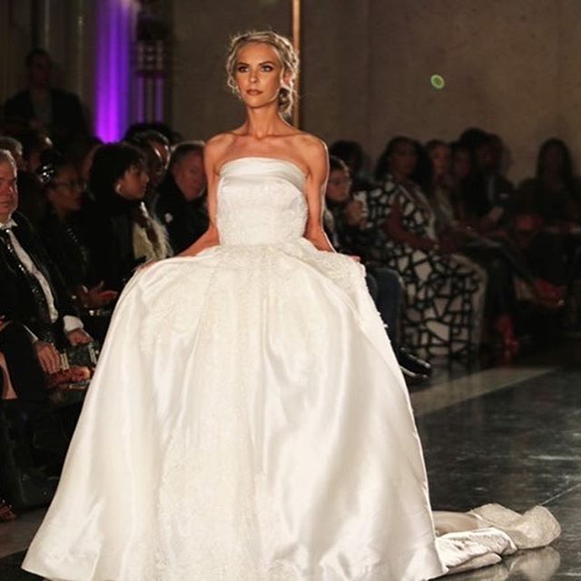 alicelauramodel's tweet photo. Our stunning and powerful models walking the runway at Ese Azenabor Fashion Show did an amazing job representing our agency! We are so proud of you! 

Photography By Crystal C.

#alicelauramodels #eseazenabor #eseazenaborbride #paradisecollection #dallascharity #dallasevents #dfw https://t.co/N2Yuv8r91f