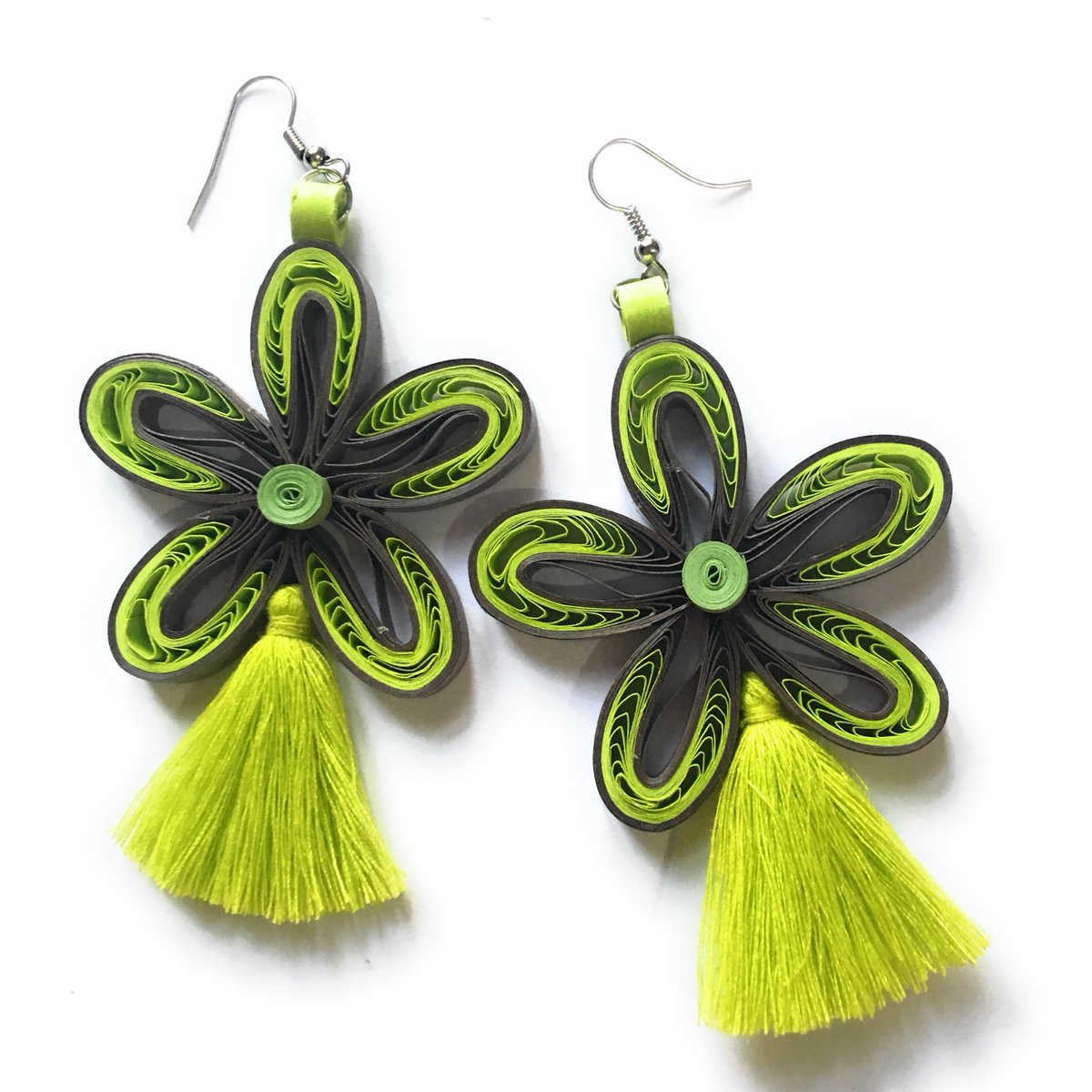 Handmade Quilling and Tassel Earrings.
#quillingearrings #tasselearrings #parrotearrings #handmadearrings #quillingflowers #artandcraft #giftitems #onlineshopping #giftforher