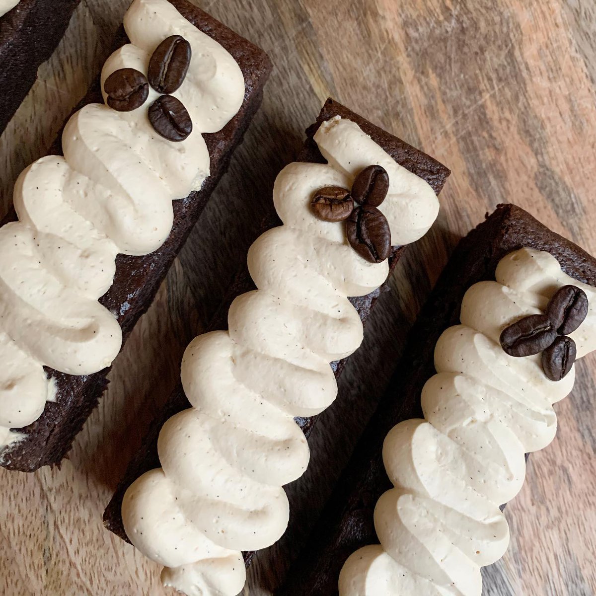 We're drooling just looking at these espresso martini brownies! 😋 Created by Peony Bakes using our #CarthyandBlack Espresso Liqueur! Have you been up to any #boozybaking recently?

📷: Instagram: peony.bakes