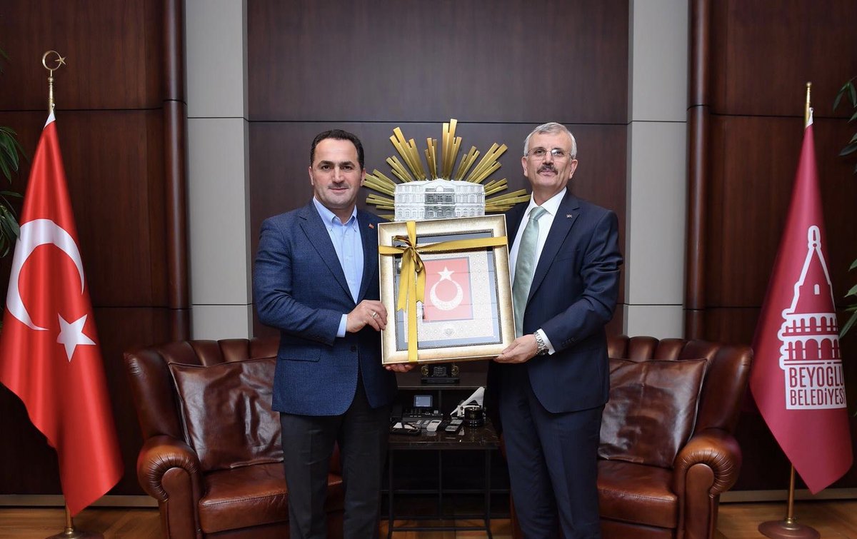 Sağlık Bilimleri Üniversitesi Rektörü Prof. Dr. <a href="/Cevdet_Erdol/">Prof. Dr. Cevdet ERDÖL</a> belediyemizi ziyaret etti. Kendilerine nazik ziyaretleri için teşekkür ediyorum.