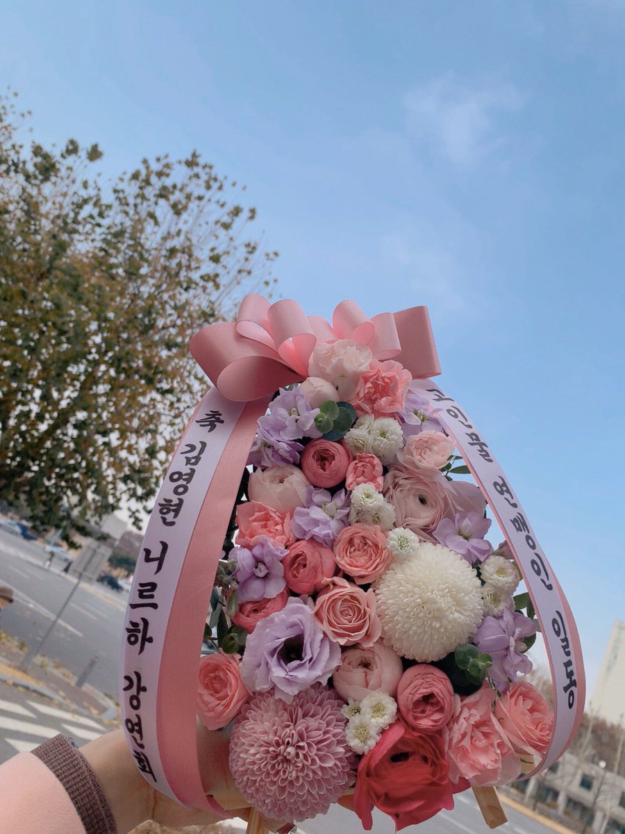 seondeok10th's tweet photo. 오늘 3일 외교부에서 진행된 김영현 작가님과의 대화에서 작가님께 미니화환을 전달해드렸습니다😊😊 모금해주신 고인물 여러분 모두 감사합니다❤️❤️ https://t.co/v0Dcbuc83P