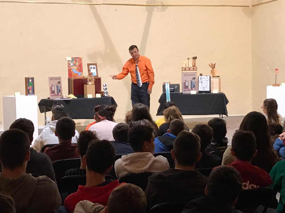 cienciacanaria's tweet photo. Artilogios: un elogio al artilugio de un juglar particular en #SCIC19
En noviembre la Sala Pérez Enríquez #LosSilos #Tenerife se llenó de objetos y máquinas diseñadas para inspirar al público de 6 a 70 años, con @pai_animacion @agenciaiisi @ayto_lossilos https://t.co/BnkFCSz6xn https://t.co/Qjjlz2jyr8