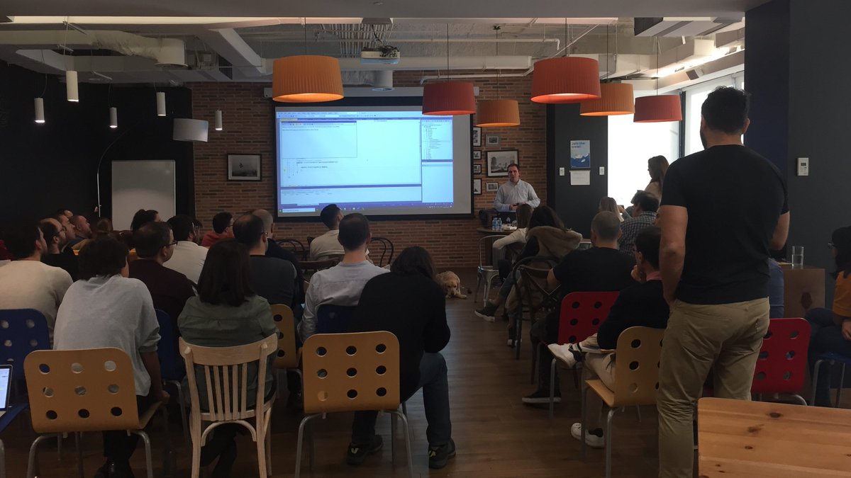 En el #DiaInternacionalDeLaDiscapacidad, recibimos a <a href="/kastwey/">Juanjo</a> en nuestras oficinas para darnos una charla sobre como utilizar la tecnología para romper las barreras de la accesibilidad. ¡Muchas gracias por compartir tus experiencias con nosotros, Juanjo!