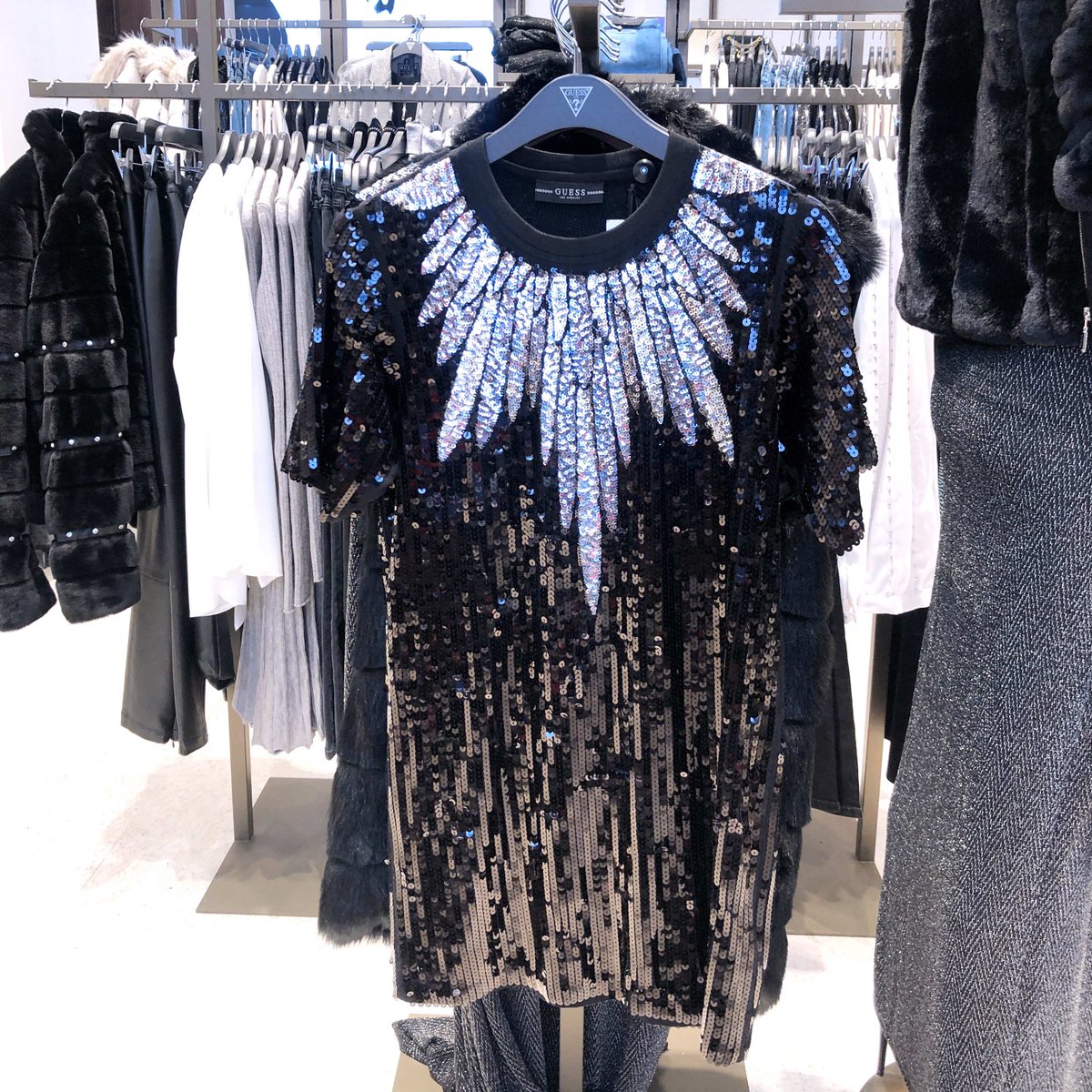 Llega diciembre y con él, numerosos eventos, comidas, cenas y fiestas, pero ¿tienes el outfit perfecto para cada ocasión? Nuestra Personal Shopper, #Ángelesydiablillos, ha seleccionado los mejores looks de <a href="/bimbaylola/">BIMBA Y LOLA</a>, <a href="/ZARA/">ZARA</a> y #Guess, para que puedas brillar estas Navidades ❄✨