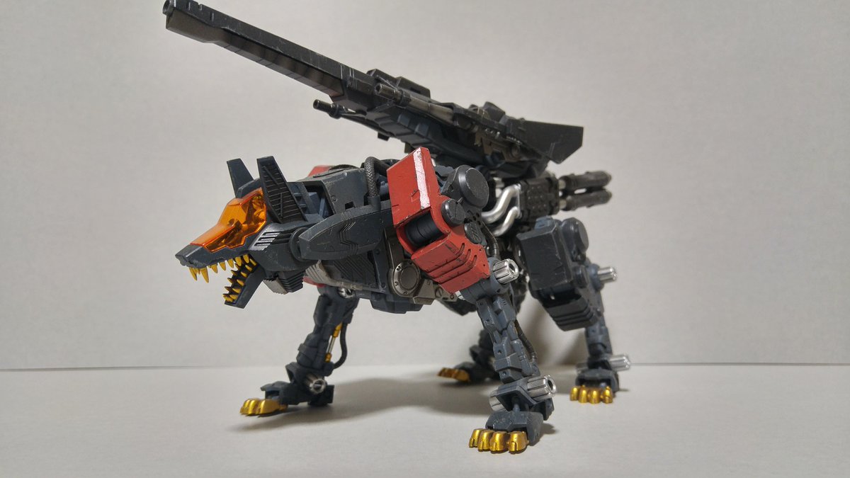 杏仁パパ 旧なるせ ゾイド よりコトブキヤ Hmm コマンドウルフアーバイン仕様 廃棄された機体をアーバインがレストアしてカスタムしたワンオフ機 という設定を意識してチッピングやウォッシングを施しています 下顎の可動拡大や脚部の後ハメなどを
