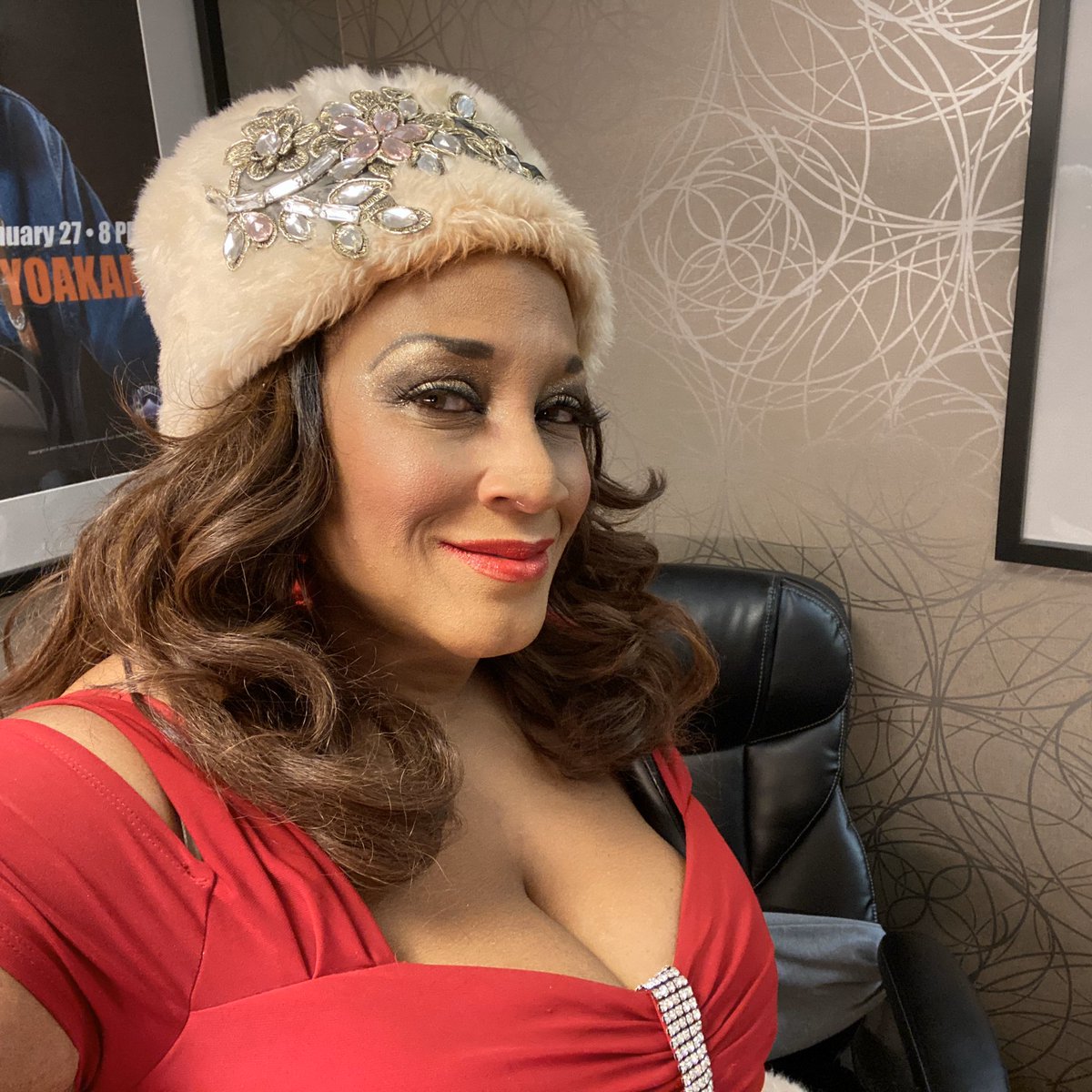 ChickSingerLV's tweet photo. Got a little saucy for Christmas with the over 21 audience crowd @HardRockHotels in Tulsa this weekend. Super fun holiday show!  #christmasshow #holidaycirque #acting #singing #merrychristmasbaby #imyourpresent https://t.co/0zdkf96Dfq