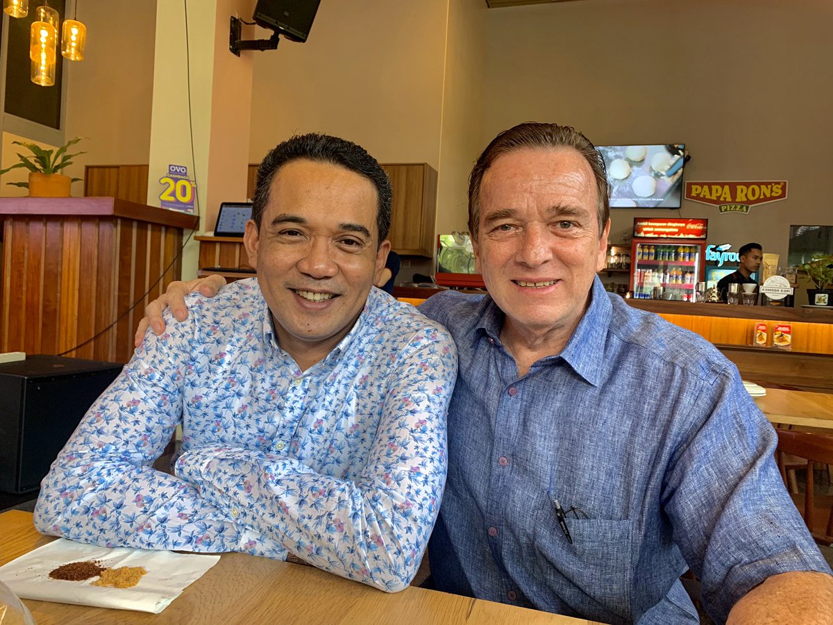 imansyukri's tweet photo. Ngopi bahas soal produk unggulan desa bersama Ron Muller, bos warung papa ron siang tadi.. Kami sepakat utk sama-sama mendorong produk unggulan desa bisa dipasarkan hingga ke LN https://t.co/vd1rWyzqRt