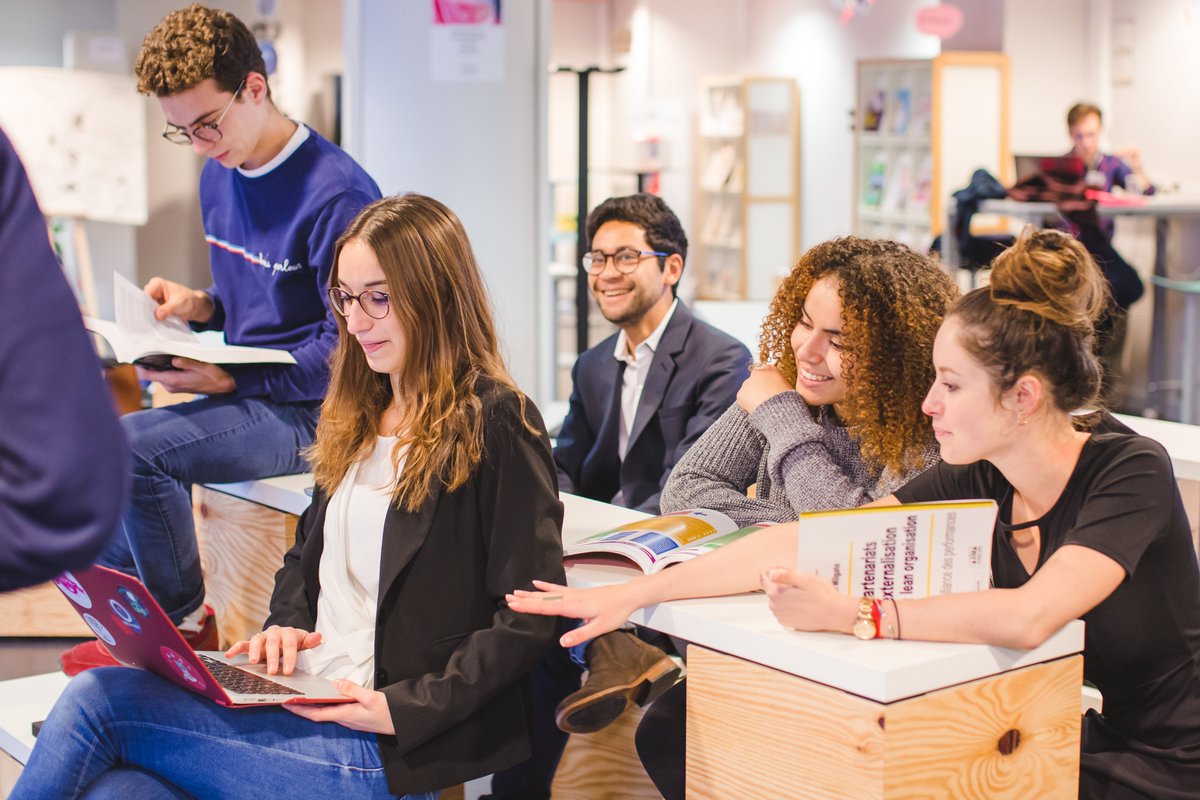 ROUX_Damien's tweet photo. [Interview] @PatriceHoudayer , directeur des #programmes, de l'#international et de vie #etudiante @SKEMA_BS à propos de l'#IA dans @P_etudiant > https://t.co/ADFrKaJJDq | #IA #SKEMA #intelligenceaugmentee @SKEMA_AI https://t.co/tvAVI9BOSr
