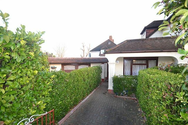 StepsEstates's tweet image. This one bedroom flat in Collier Row was let in a day more are urgently needed this particular flat had 13 viewings and several of them were interested in the property at the same time