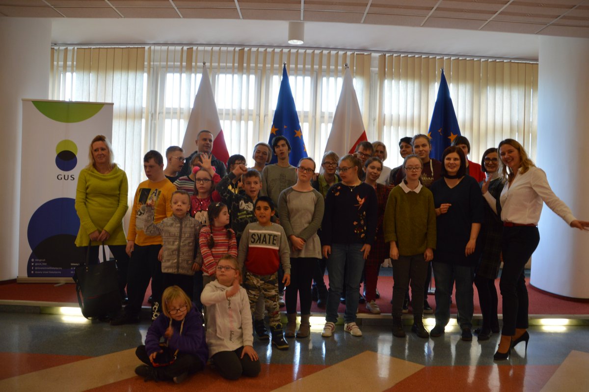GUS_STAT's tweet photo. Z okazji Międzynarodowego Dnia Osób Niepełnosprawnych w #GUS gościły dziś dzieci i młodzież ZSS nr 85 oraz SPS nr 123 w Warszawie. Naszych gości przywitał Prezes GUS. Następnie odbyła się lekcja #statystyki i zwiedzanie #CBS.
#MDON #MDON2019 https://t.co/I9VDeNwTeR