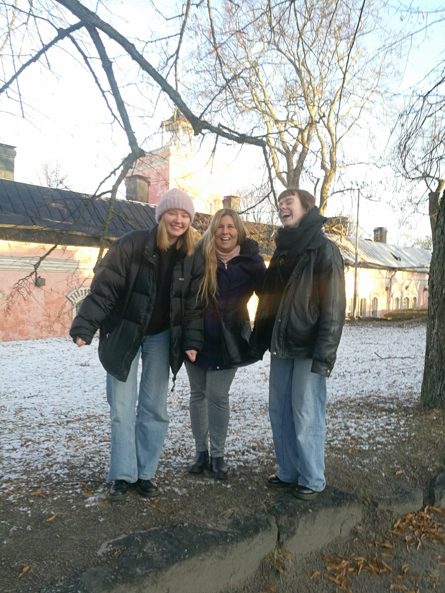 "Onnea on Suomenlinna ja kirjoittajaretriitti." Medialinjan journalistisen kirjoittamisen syventävien opintojen porukka viettää kolme päivää ja kaksi yötä tarinankerronnan syövereissä. #laajasalonopisto #suomenlinna #kansanopistot