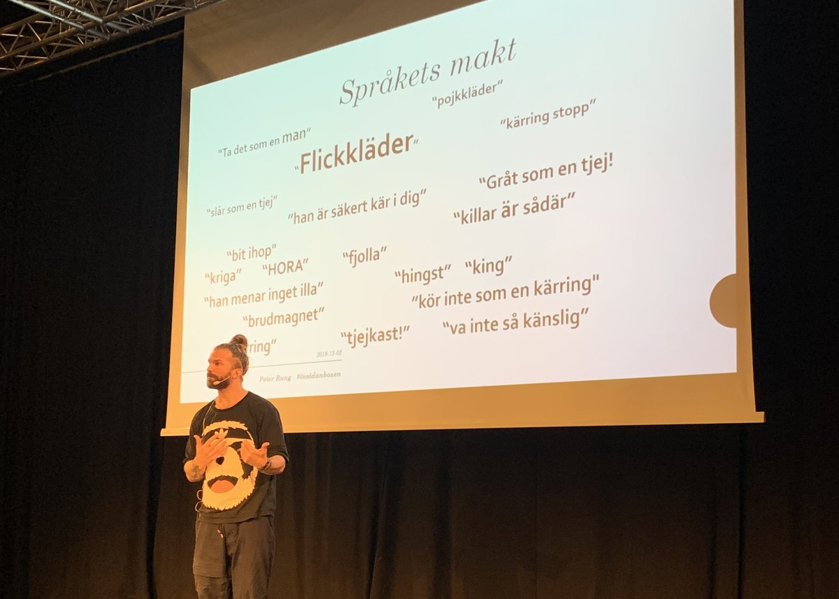 Karlshamnskmn's tweet photo. Vilken succé det blev! Morgan Alling drog fullt hus igÄr pÄ Lokstallarna pÄ mÀssan i anslutning till "En vecka fri frÄn vÄld". MÀssan hade 20-talet utstÀllare och den lockade ca 520 besökare. Tack till alla som kom! #lokstallarna #morganalling #enveckafrifrÄnvÄld https://t.co/wiBtUhyzeR