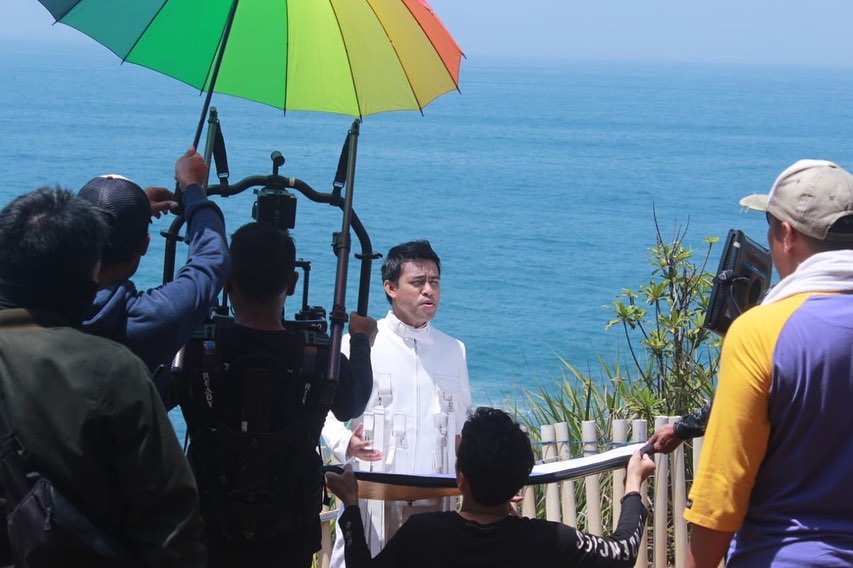 <a href="/Ridone_D24Q/">n00b 🇮🇩</a> Di bawah payung aku berteduh dr cahaya matahari 
#312DECIsuci