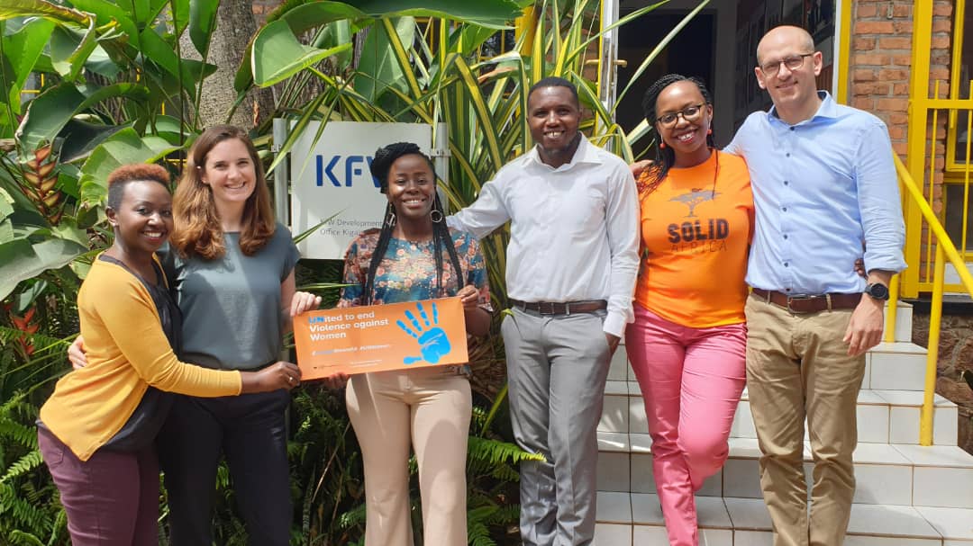GermanyinRwanda's tweet photo. Another German team joined the #16days #orangetheworld campaign today: our colleagues at @KfW Kigali !
🧡🌍💙
#endviolenceagainswomen NOW #genderequality @fatoulo11 @unwomenafrica https://t.co/fMas7qL92U
