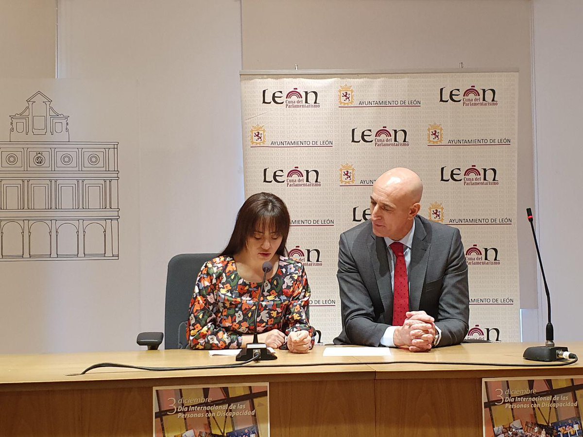LeonAyto's tweet photo. León celebra el Día Internacional de las Personas con Discapacidad con más de un centenar de personas. El Salón de los Reyes ha acogido la lectura del manifiesto a dos voces con autoridades y asociaciones y la Plaza de San Marcelo, el 'flasmob' con gran participación #leonesp https://t.co/e6mEhVtXQZ