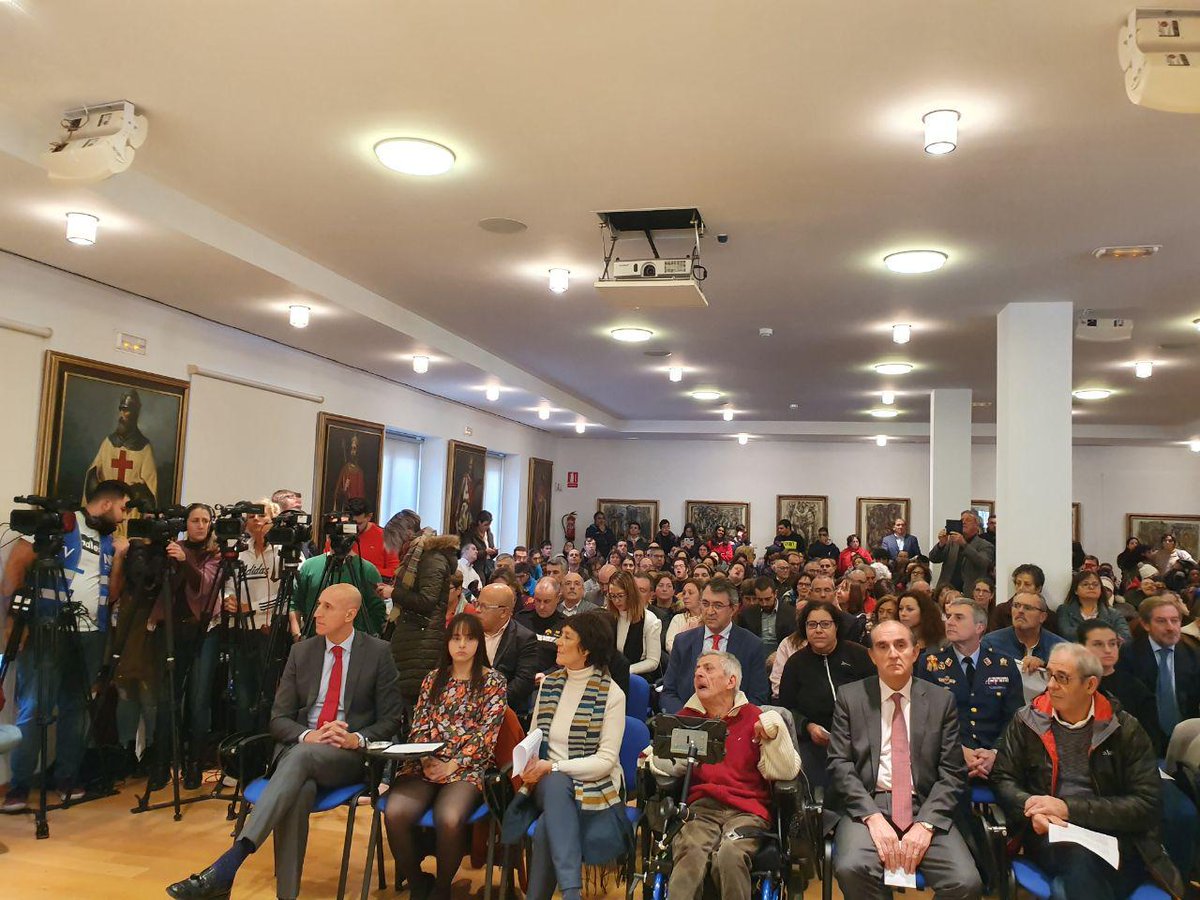 León celebra el Día Internacional de las Personas con Discapacidad con más de un centenar de personas. El Salón de los Reyes ha acogido la lectura del manifiesto a dos voces con autoridades y asociaciones y la Plaza de San Marcelo, el 'flasmob' con gran participación #leonesp