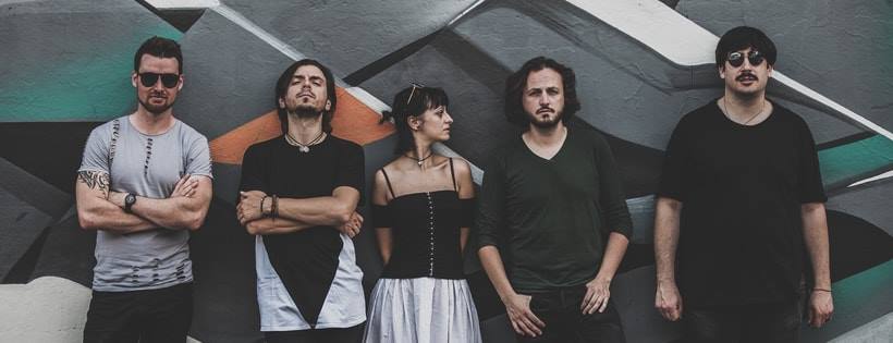 Now playing on our "Best of 2019" Spotify playlist - <a href="/StrangerMindsMu/">Stranger Minds</a> - "Break The Circle". Listen now at ftdmusic.com/2019/12/from-d…
